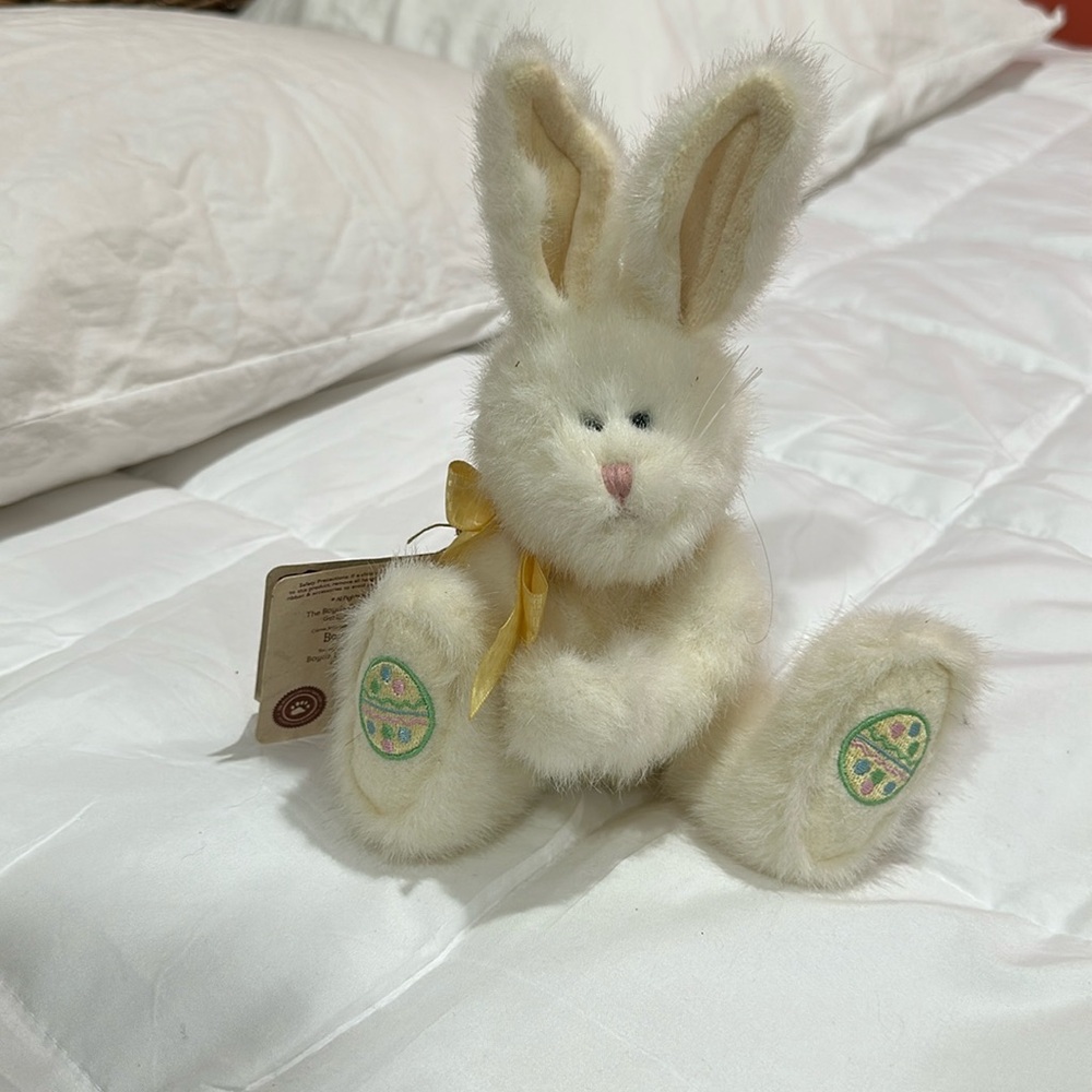 Boyd’s Nibbley Sweetreats, like new, cute gift for Easter. Easter eggs on feet
